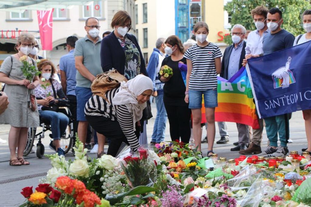 Flowers, candles and a prayer in memory of the victims in Würzburg